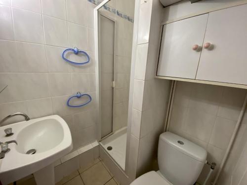 une salle de bain avec un lavabo, des toilettes et une douche dans l'établissement Appartement T2 Mezzanine à Narbonne-Plage, 30m², 5 pers, Proche Centre et Plage - FR-1-795-25, à Narbonne