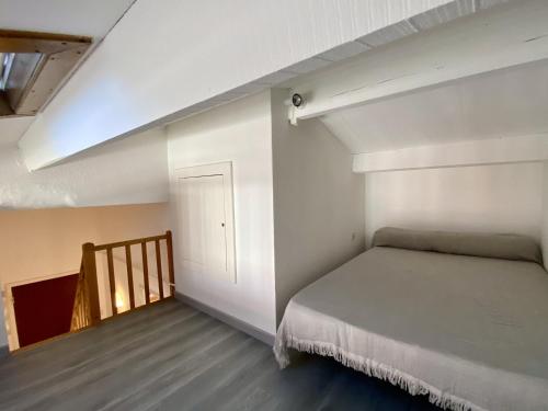 une petite chambre avec un lit et un escalier dans l'établissement Appartement T2 Mezzanine à Narbonne-Plage, 30m², 5 pers, Proche Centre et Plage - FR-1-795-25, à Narbonne