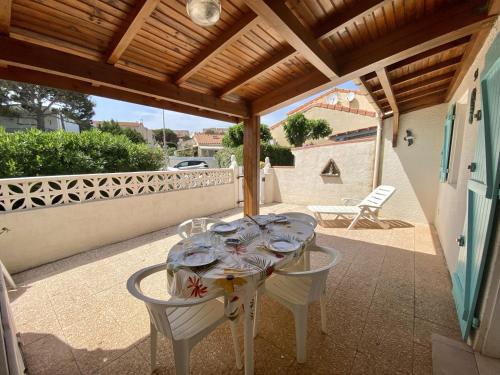 une table et des chaises sur le patio d'une maison dans l'établissement Villa T2 Mezzanine - 36m² - Climatisée - Proche Plage - 6 Pers - Parking Privé - FR-1-795-29, à Fleury