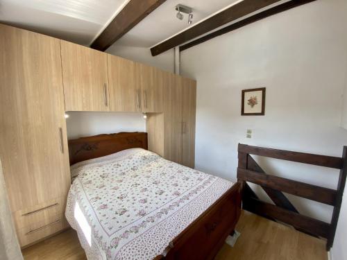une chambre avec un lit et une armoire en bois dans l'établissement Villa T2 Mezzanine - 36m² - Climatisée - Proche Plage - 6 Pers - Parking Privé - FR-1-795-29, à Fleury