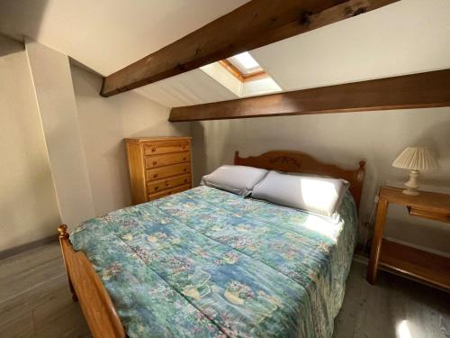 une chambre avec un lit et une commode dans l'établissement Villa T2 Mezzanine, Parking, Proche Plage, 6 Pers – Terrasse Lumineuse et Équipements Complets - FR-1-795-31, à Fleury