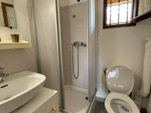 une salle de bain avec une douche, des toilettes et un lavabo dans l'établissement Villa T2 Mezzanine, Parking, Proche Plage, 6 Pers – Terrasse Lumineuse et Équipements Complets - FR-1-795-31, à Fleury