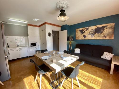 une cuisine et un salon avec une table et des chaises dans l'établissement Appartement T3 avec Clim et WIFI à 100m de la Plage - Parking Inclus - 6 Pers. - FR-1-795-34, à Narbonne