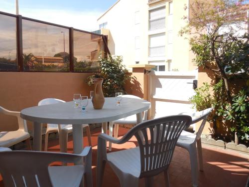 Photo de la galerie de l'établissement Appartement T3 à Narbonne-Plage - 50m2 - 6 pers, Terrasse - 250m Plage, 500m Commerces - FR-1-795-38, à Narbonne