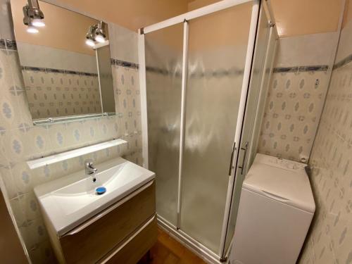 une salle de bain avec douche et lavabo dans l'établissement Appartement T3 avec Clim et WIFI à 100m de la Plage - Parking Inclus - 6 Pers. - FR-1-795-34, à Narbonne