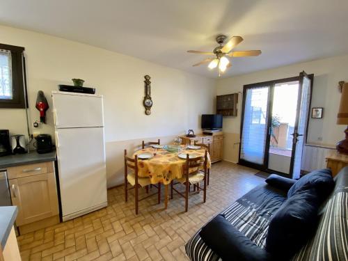 Photo de la galerie de l'établissement Appartement T3 à Narbonne-Plage - 50m2 - 6 pers, Terrasse - 250m Plage, 500m Commerces - FR-1-795-38, à Narbonne