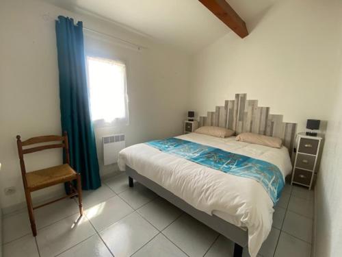 une chambre avec un lit, une chaise et une fenêtre dans l'établissement Villa T3 Mezzanine à Saint-Pierre-La-Mer, Climatisée, Terrasse, Parking Privé, 6 Pers. - FR-1-795-41, à Fleury