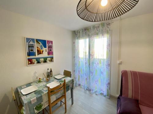 Photo de la galerie de l'établissement Appartement T2 pour 5 personnes - Parking privé - Proche plage - FR-1-795-45, à Fleury