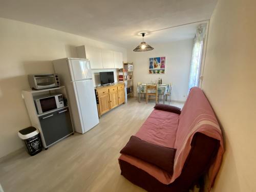 Photo de la galerie de l'établissement Appartement T2 pour 5 personnes - Parking privé - Proche plage - FR-1-795-45, à Fleury