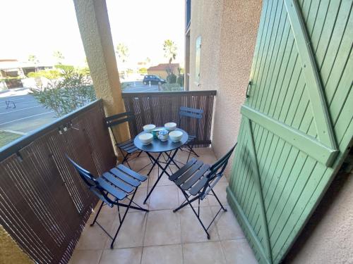 Photo de la galerie de l'établissement Appartement T2 pour 5 personnes - Parking privé - Proche plage - FR-1-795-45, à Fleury