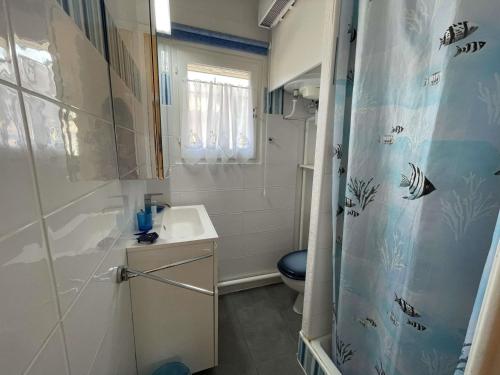une salle de bain avec une douche, un lavabo et des toilettes dans l'établissement **Charmante Villa T3 Climatisée à 200m de la Plage avec Parking Privatif - Narbonne-Plage** - FR-1-795-46, à Narbonne