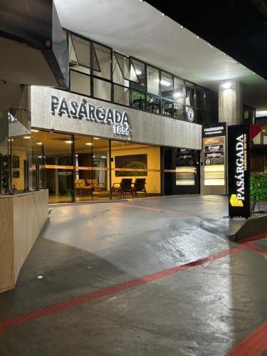 un parcheggio vuoto di fronte a un edificio di Apartamento em frente a praia Costa 1001 a Vila Velha