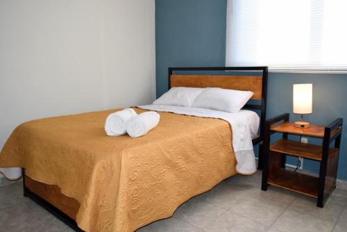 a bedroom with a bed with two towels on it at Hermoso departamento a 7 min de los balnearios in Ixmiquilpan