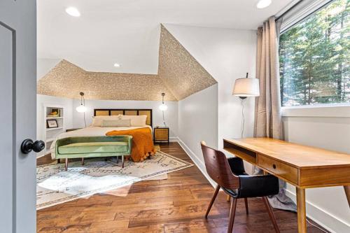 Postel nebo postele na pokoji v ubytování Wooded Oasis, HotTub, Sauna, GameRoom, 15min 2 AVL