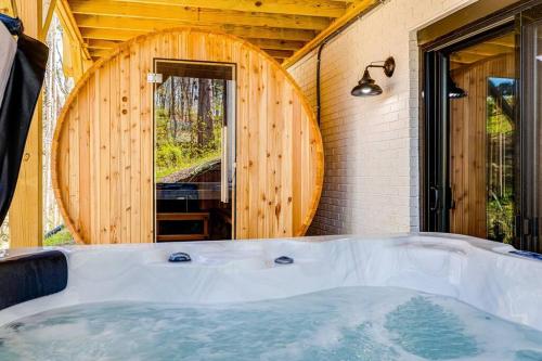 Fotografie z fotogalerie ubytování Wooded Oasis, HotTub, Sauna, GameRoom, 15min 2 AVL v destinaci Juno
