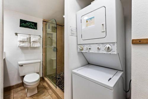 Vannituba majutusasutuses Royal Kahana 1004- 10th floor Oceanview studio at Royal Kahana Resort