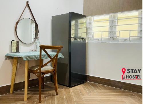 vestidor con mesa y espejo en STAY hostel - 300m from the ferry, en Rạch Giá