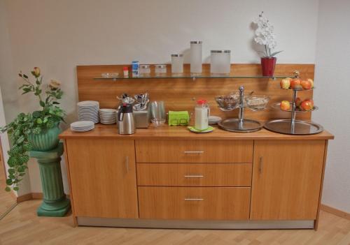 Příslušenství pro přípravu čaje a kávy v ubytování Hotel am Drömling