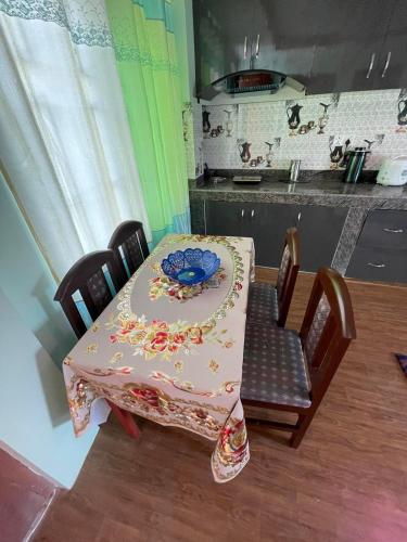 Kuchyň nebo kuchyňský kout v ubytování Expediya Holiday House - Full Furnish 2 BHK Roof Top Flat in Kathmandu