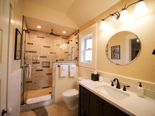 Ένα μπάνιο στο Redtail Inn - 3 Suites Sleeps Up To 12