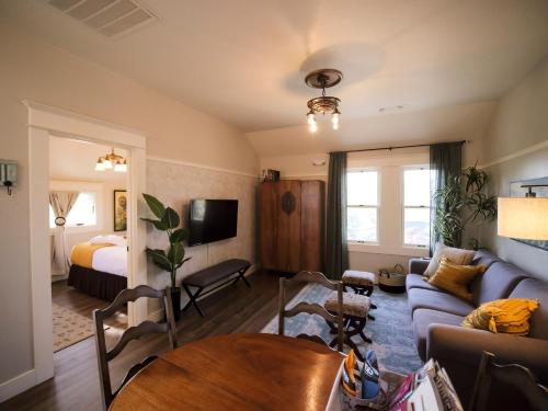 Μια τηλεόραση ή/και κέντρο ψυχαγωγίας στο Redtail Inn - 3 Suites Sleeps Up To 12