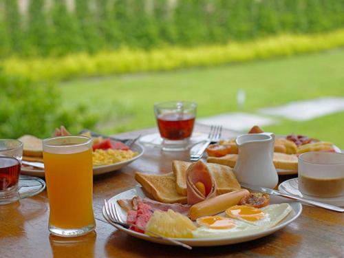 ein Tisch mit Tellern mit Essen und zwei Gläsern Bier in der Unterkunft The Breeze Lipe Resort in Ko Lipe