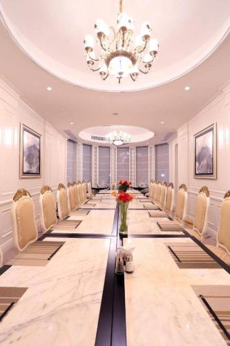 a large conference room with a long table and chairs at Xiamen Jingmin Central Hotel in Xiamen