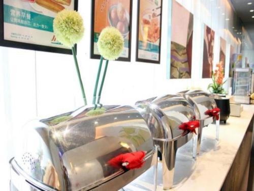 a row of chairs with flowers on a counter at Jinjiang Inn Shenzhen Airport in Shenzhen