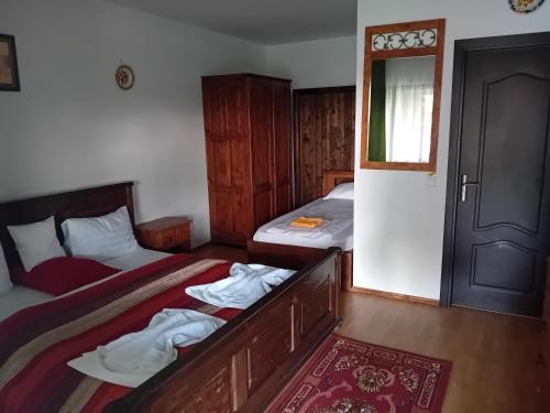 Giường trong phòng chung tại Hanul Pescarilor Crisan