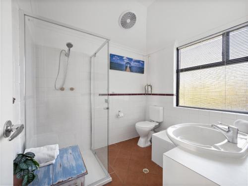 Un baño con inodoro, lavabo y ducha. en Riverside Margaret River, en Margaret River Town