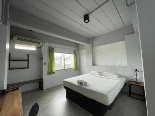 Кровать или кровати в номере Thai Hotel Krabi