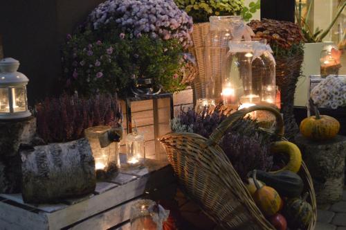 a display of flowers and candles with baskets and lights at Hotel Ajax in Janki