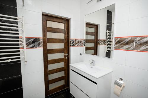 Koupelna v ubytování Refugiu Confortabil în Ciocana!