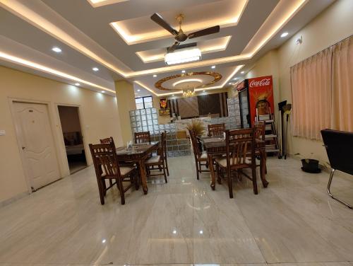 une salle à manger avec une table et des chaises en bois dans l'établissement Otel Feel Comfort, à Bangalore