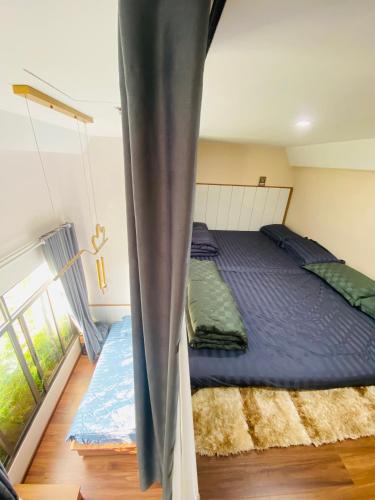 a bedroom with a bed and a window at Hồng Vân Homestay in Cao Bằng