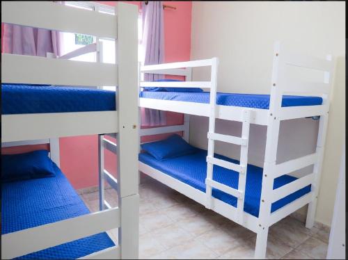 Katil dua tingkat atau katil-katil dua tingkat dalam bilik di Apartamento em Queimados !