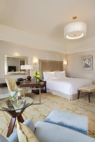 a hotel room with two beds and a table at Fairmont Yangcheng Lake in Kunshan