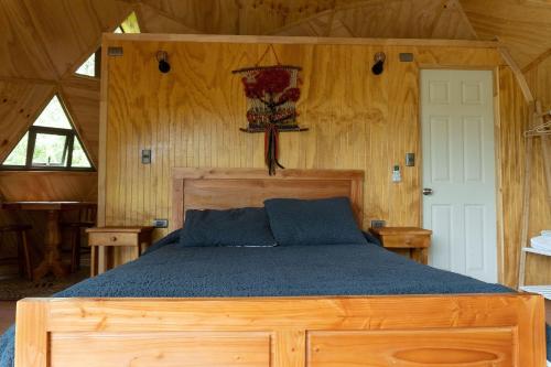 Кровать или кровати в номере Hermoso domo para parejas, en bosque nativo + tinaja privada
