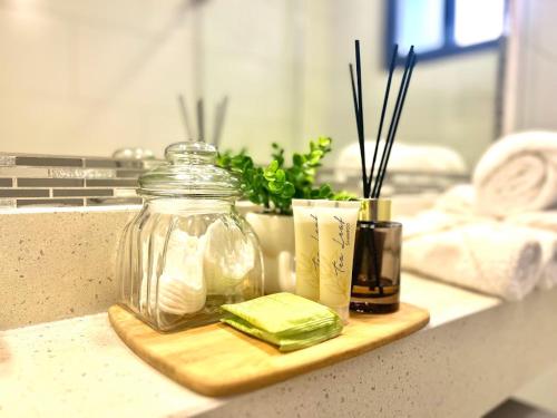 Un frasco de vidrio sobre una tabla de cortar de madera con un mensaje de agradecimiento. en Elegante condominio Ejecutivo familiar, en San Pedro Sula