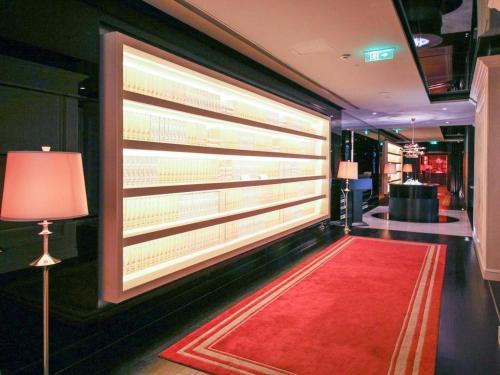 a large window in a room with a red carpet at Jinjiang Metropolo Hotel Classiq Shanghai Off Bund in Shanghai