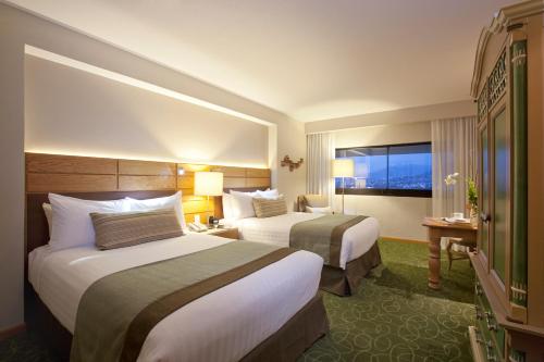 Postel nebo postele na pokoji v ubytování Marriott Tuxtla Gutierrez Hotel
