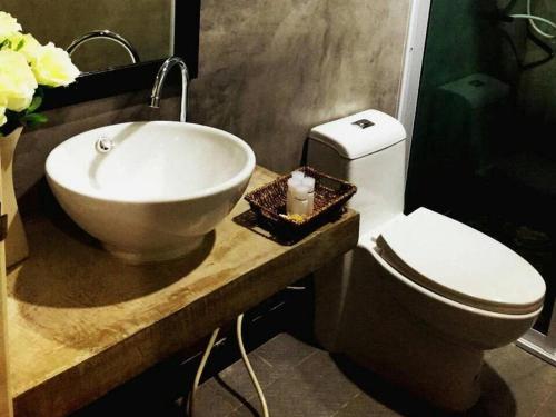 ein Badezimmer mit Waschbecken und Toilette in der Unterkunft V Valley Resort in Satun