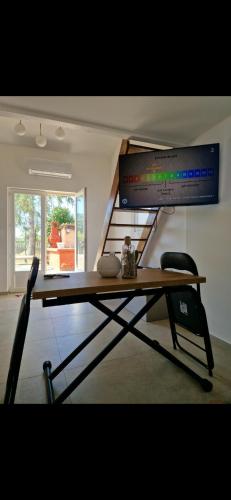 - un bureau dans une chambre avec un escalier dans l'établissement Appartement a 5min de la plage, à Penta-di-Casinca