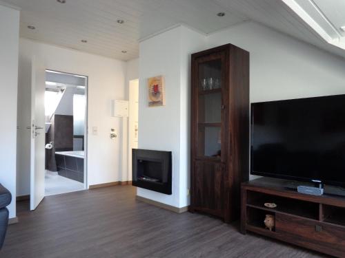 ein Wohnzimmer mit einem großen Flachbild-TV in der Unterkunft Exclusive Apartment - Rees in Rees