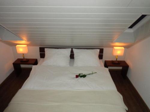 ein Schlafzimmer mit einem weißen Bett mit zwei Lampen in der Unterkunft Exclusive Apartment - Rees in Rees