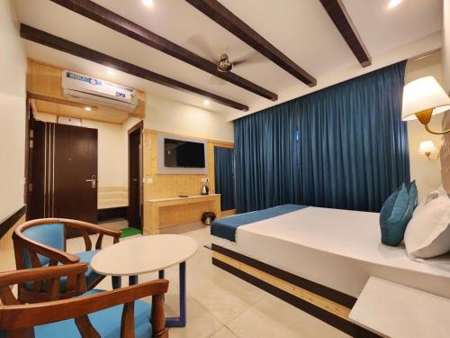 a hotel room with a bed and a table at Wonder Hill Kasauli in Kasauli