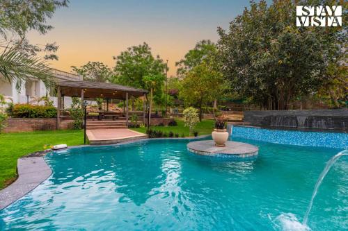 Πισίνα στο ή κοντά στο StayVista at Maple Farms with Pool, BBQ & Bonfire