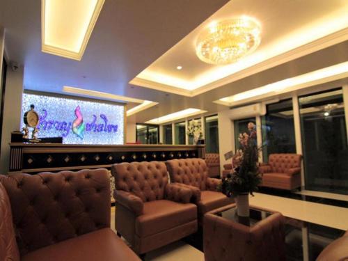 a waiting room with a bar with a large screen at Samranchaykhong Hotel in Mukdahan