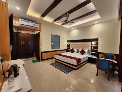 a bedroom with a bed and a tv in a room at Wonder Hill Kasauli in Kasauli