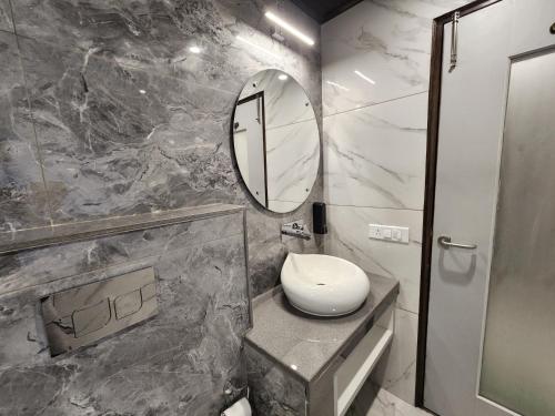 a bathroom with a sink and a mirror at Wonder Hill Kasauli in Kasauli